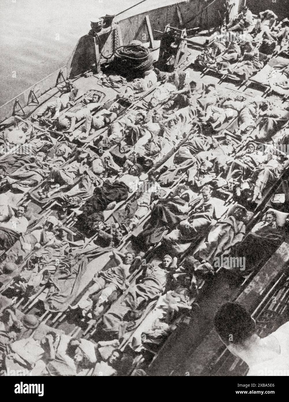 Civières, blessées à Syracuse, attendent dans une embarcation de débarquement pour monter à bord d'un navire-hôpital, 1943. De la Guerre en images, quatrième année. Banque D'Images