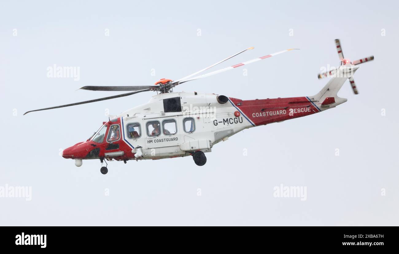 HM Coastguard, Newhaven Lifeboat, SECAmb, Sussex police, un hélicoptère des garde-côtes et KSS Air Ambulance répondent aux préoccupations concernant le bien-être d'une femme sur les falaises de Seaford Head. Tragiquement, la femme dans ses années 60 est tombée de la falaise et a été déclarée décédée sur les lieux. Photo James Boardman/Alamy Live News Banque D'Images