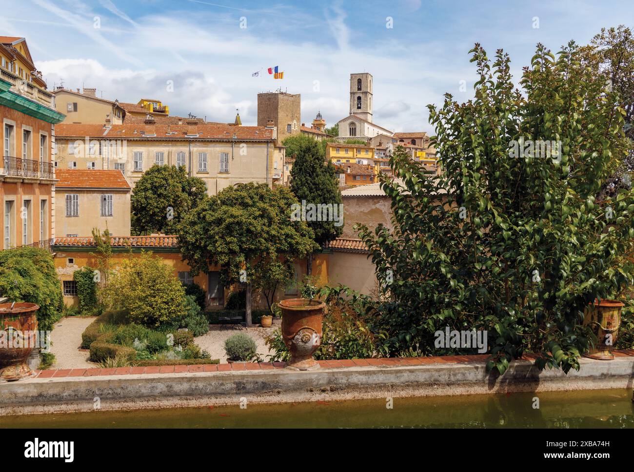 Grasse, Alpes-Maritimes, France. Vue d'ensemble de la vieille ville comprenant la cathédrale romane du XIIe siècle, une église paroissiale depuis 1801. Le buil Banque D'Images