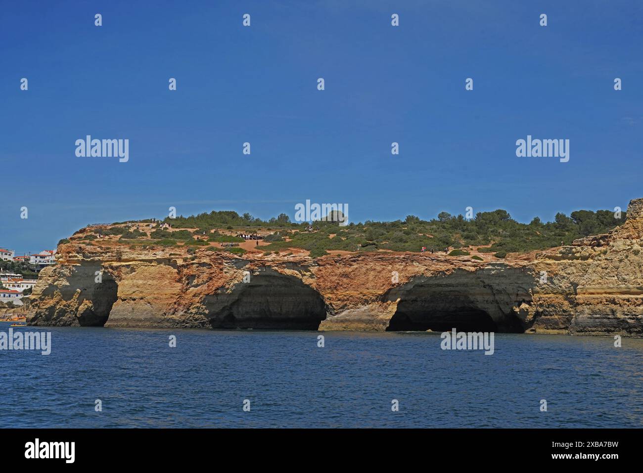 Ouvertures aux grottes de Benagil sur la côte de l'Algarve au Portugal. Banque D'Images