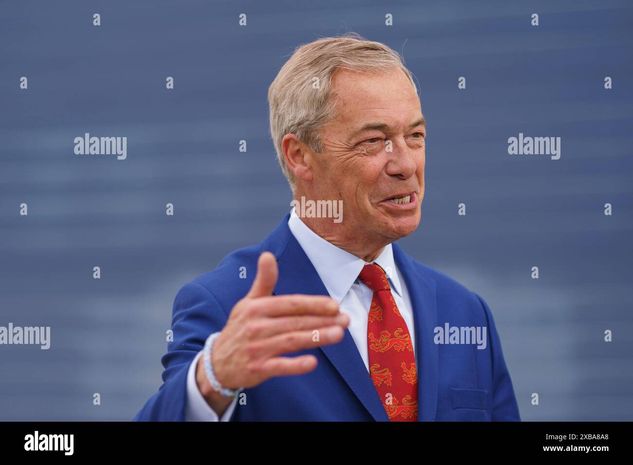 Le leader réformiste britannique Nigel Farage s'adresse aux médias à Boneham and Turner Ltd, à Ashfield, dans le Nottinghamshire, alors qu'il est sur la piste de la campagne électorale générale. Date de la photo : mardi 11 juin 2024. Banque D'Images