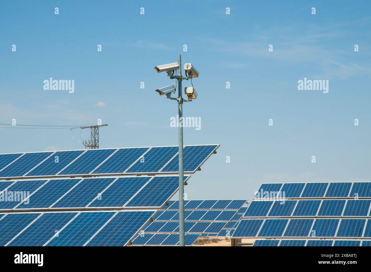Des panneaux solaires et de commander des caméras. Ciudad Real province, Castilla La Mancha, Espagne. Banque D'Images