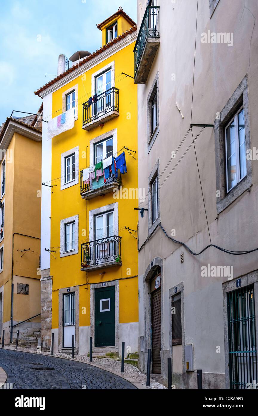 La façade d'un ancien bâtiment avec une corde à linge dans le balcon. Banque D'Images