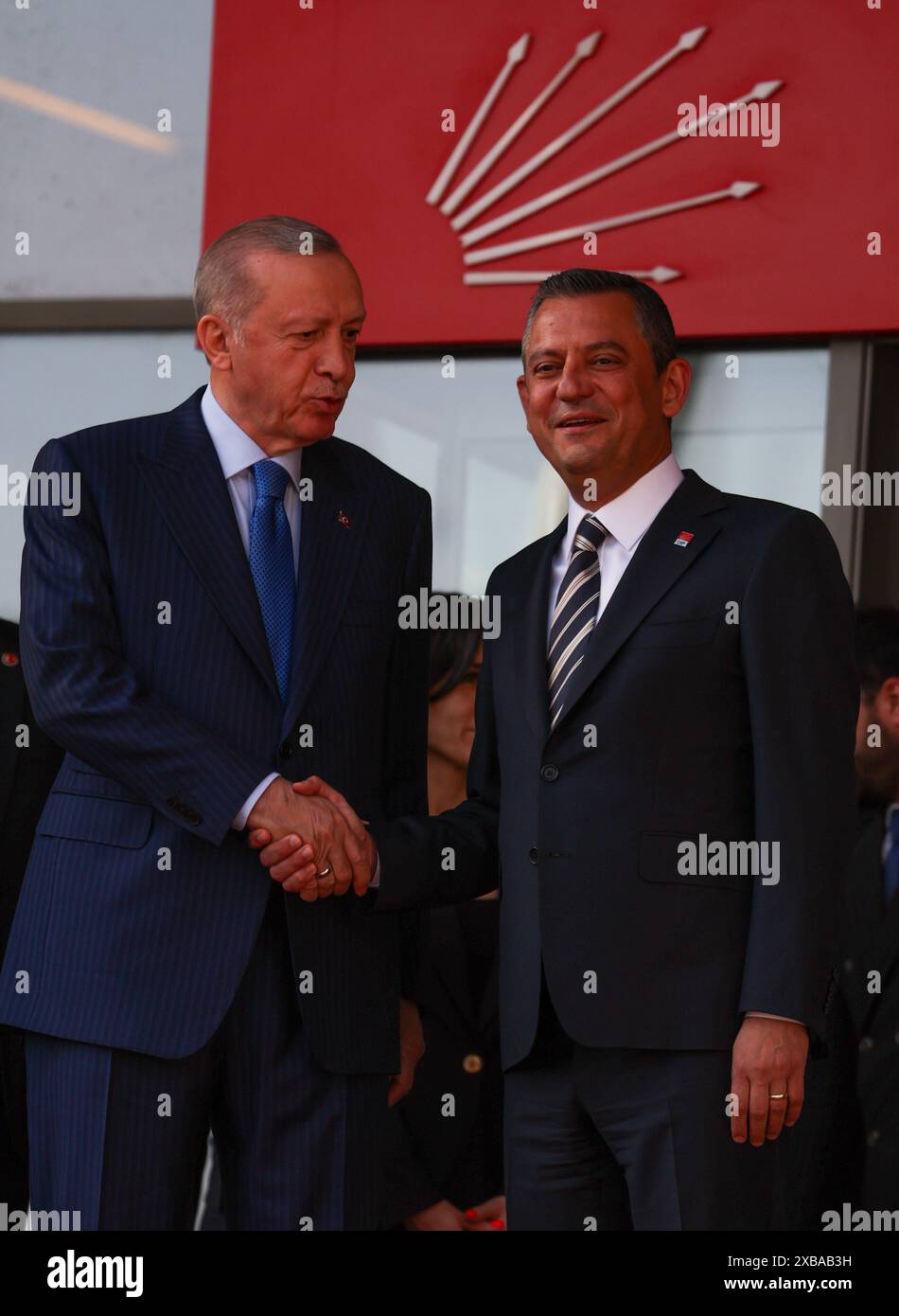 Ankara, Turquie. 11 juin 2024. Retour de Erdoğan à Ozel. Le Président de la République de Turquie et Président du Parti AK, Recep Tayyip Erdogan, a rendu visite à Ozgür Ozel, Président du Parti républicain du peuple (CHP), au siège du CHP. Ozel a salué Erdogan à l'entrée du CHP. Les deux ont posé pour la presse en serrant la main. Ozel avait rendu visite à Erdogan au siège du parti AK à Ankara le 2 mai 2024. Ankara, Turquie, le 11 juin 2024. Crédit de Serdar Ozsoy Banque D'Images