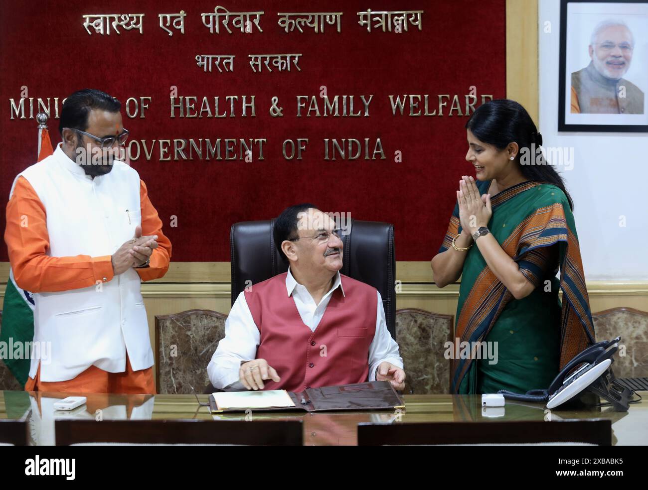 New Delhi, Inde. 11 juin 2024. Anupriya Patel (à droite) et Jadhav Prataprao Ganpatrao (à gauche), ministre d'État (MOS) au ministère de la santé et de la protection de la famille en compagnie du ministre de l'Union indienne Jagat Prakash Nadda (au centre) après avoir pris la charge de ministre de la santé et de la protection de la famille dans son bureau. (Photo de Naveen Sharma/SOPA images/SIPA USA) crédit : SIPA USA/Alamy Live News Banque D'Images