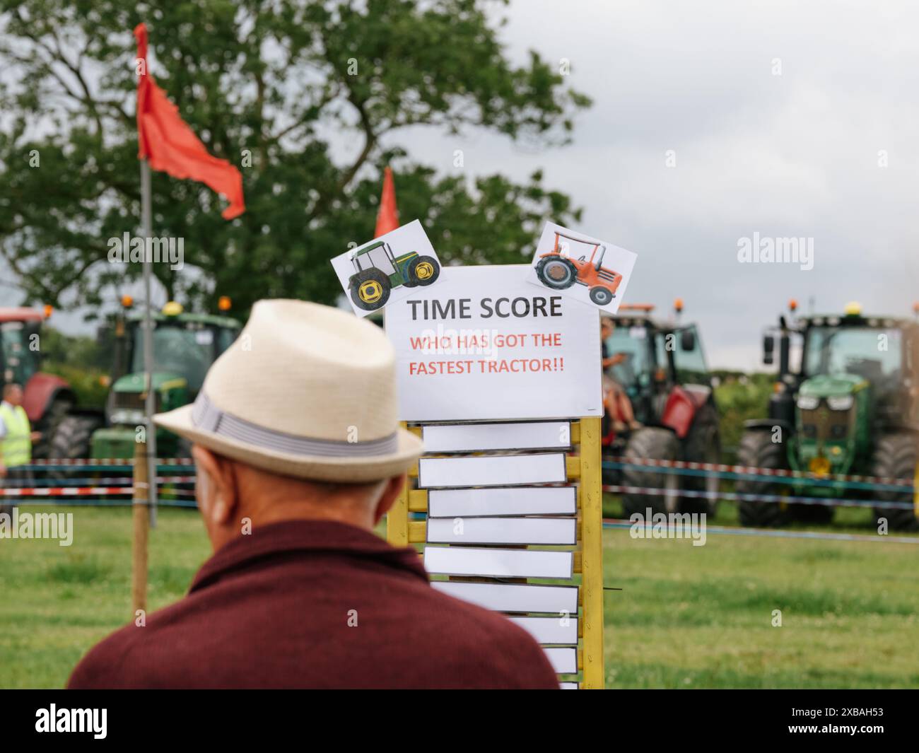 L'échelle du tableau de bord de l'événement All Wales Tractor Racing organisé par Sioe'R Cardis 2024 à Oernant Fields, Cardigan, Ceredigion Wales UK Banque D'Images