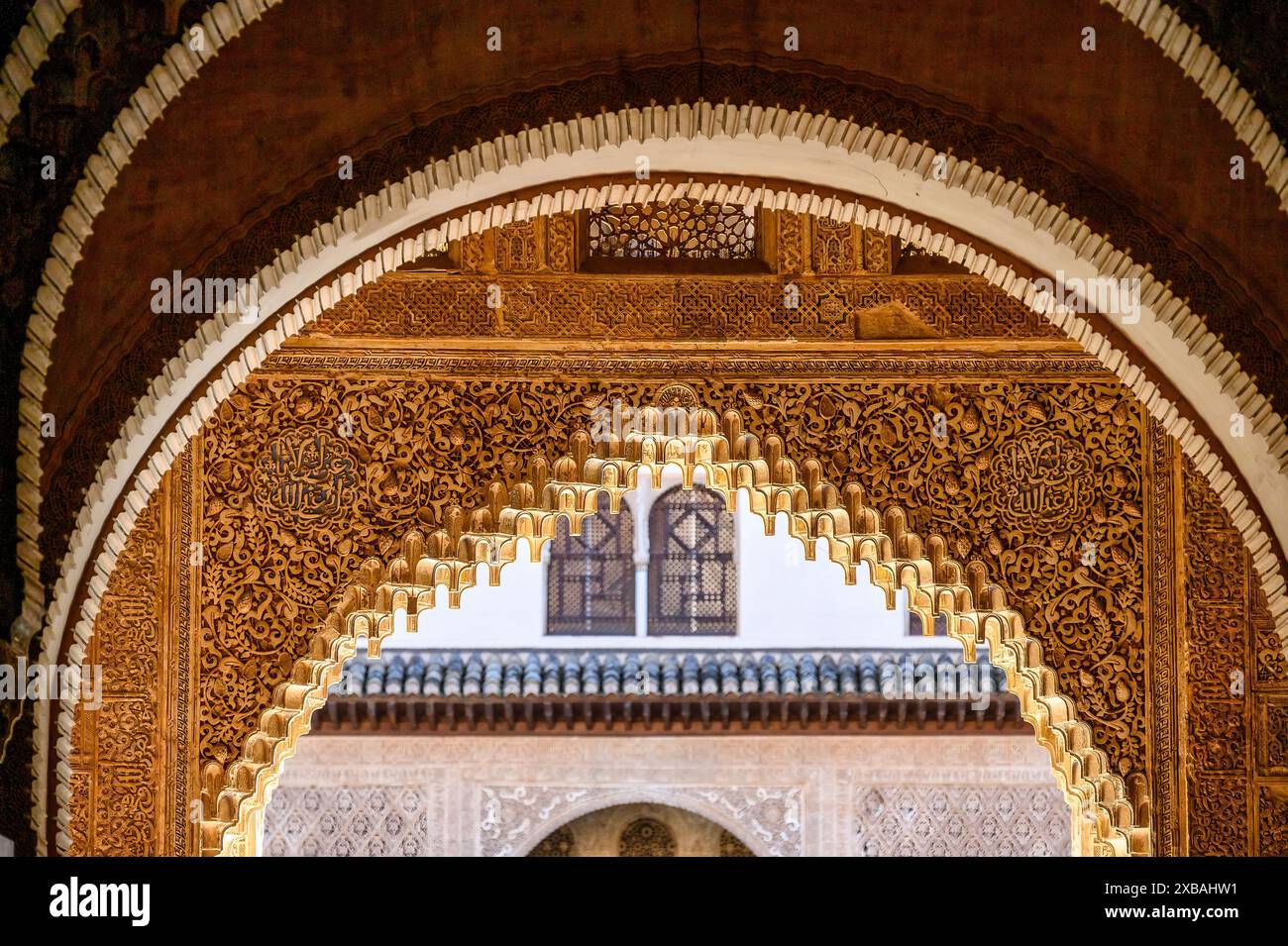 L'architecture des arches décorant les grandes portes. Palais de l'Alhambra et complexe de forteresse. Design et architecture de style islamique Banque D'Images