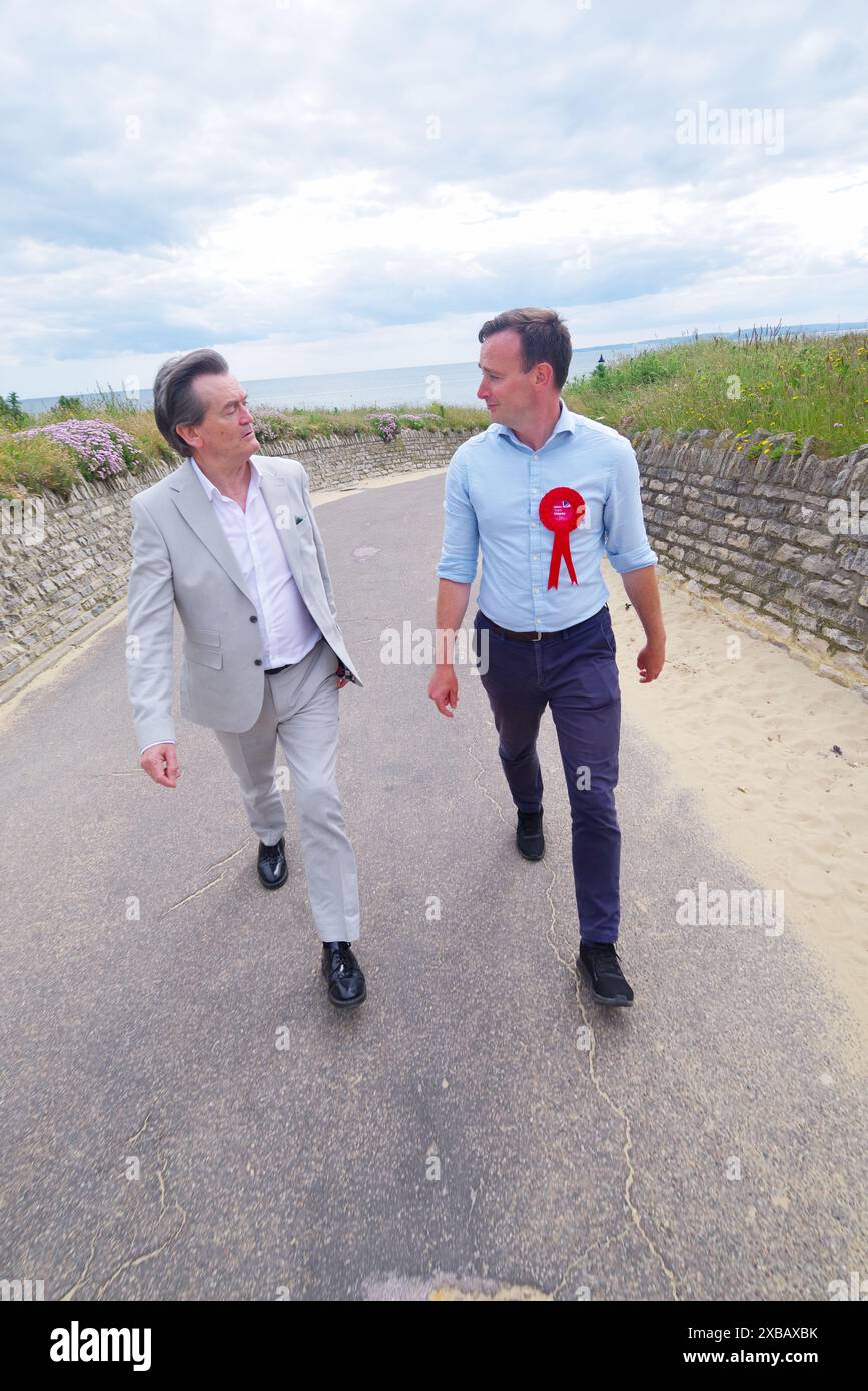 Feargal Sharkey, chanteur Undertones et environnementaliste, rejoint le candidat travailliste pour Bournemouth East, Dorset, Tom Hayes. 10 juin 2024. Feargal Sharkey s’est joint à Tom Hayes pour parler de la pollution dans nos rivières, nos mers et nos ruisseaux à craie. 85% des 200 courants de chalkstream dans le monde sont en Angleterre. Feargal a rejoint Tom Door en marchant dans la région de Bournemouth East. Banque D'Images