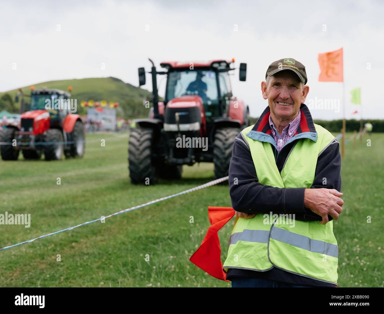 Un steward à l'événement All Wales Tractor Racing organisé par Sioe'R Cardis 2024 à Oernant Fields, Cardigan, Ceredigion Wales UK Banque D'Images