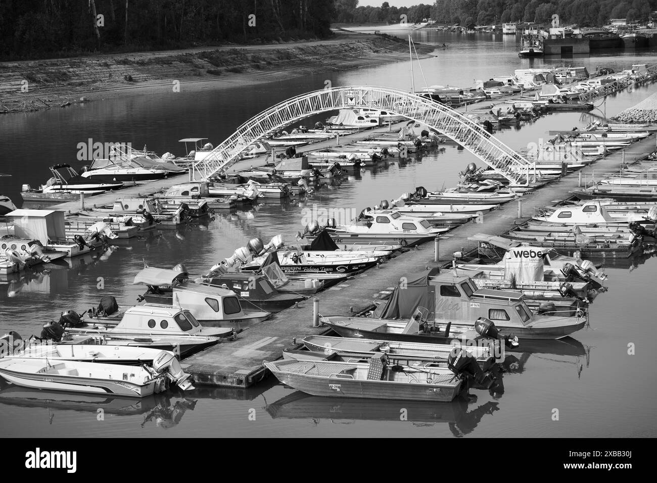 Photographie en noir et blanc de bateaux amarrant à l'embarcadère 'International Marina' à Apatin, Serbie Banque D'Images