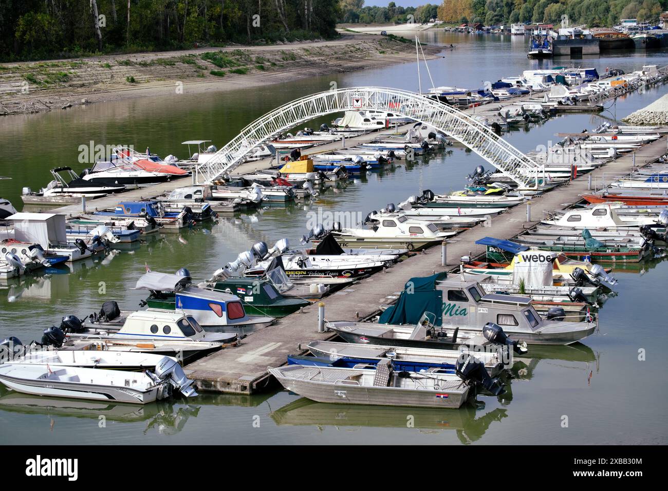 Les bateaux accostent à l'embarcadère 'International Marina' à Apatin, Serbie Banque D'Images