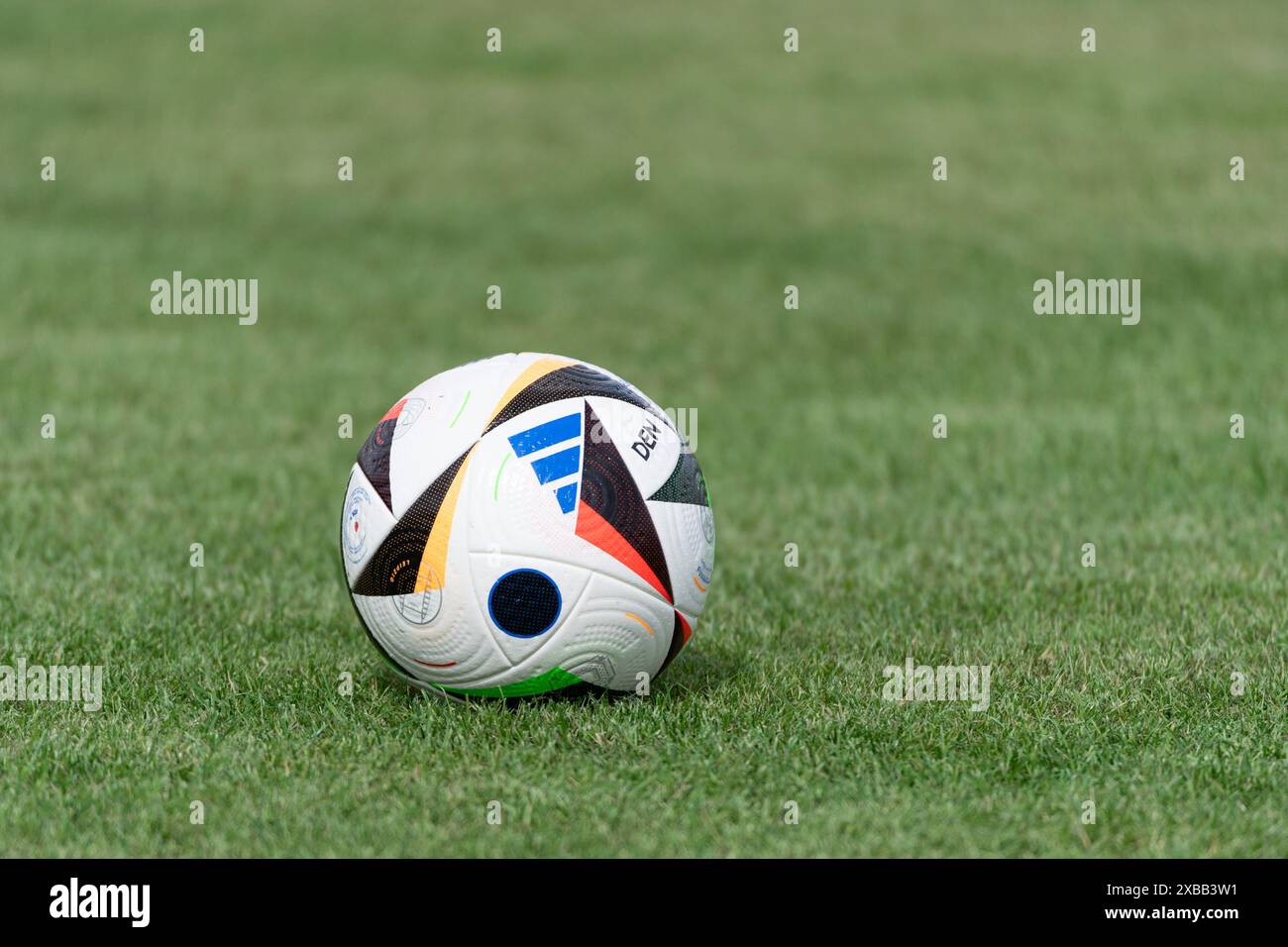 Trainningsball DEN Oeffentliches Training Nationalmannschaft Daenemark, UEFA Fussball Europameisterschaft 2024, Herren, EM 2024, GER, 11.06.2024, Foto : Eibner-Pressefoto/Wolfgang Frank Banque D'Images