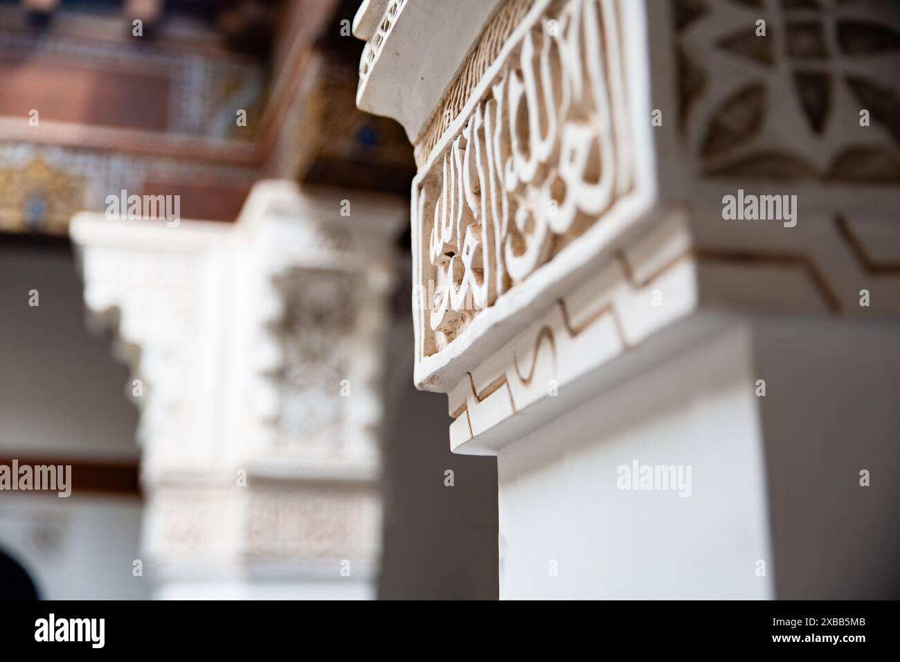 Un bel exemple de plâtre sculpté à Marrakech, Maroc Banque D'Images