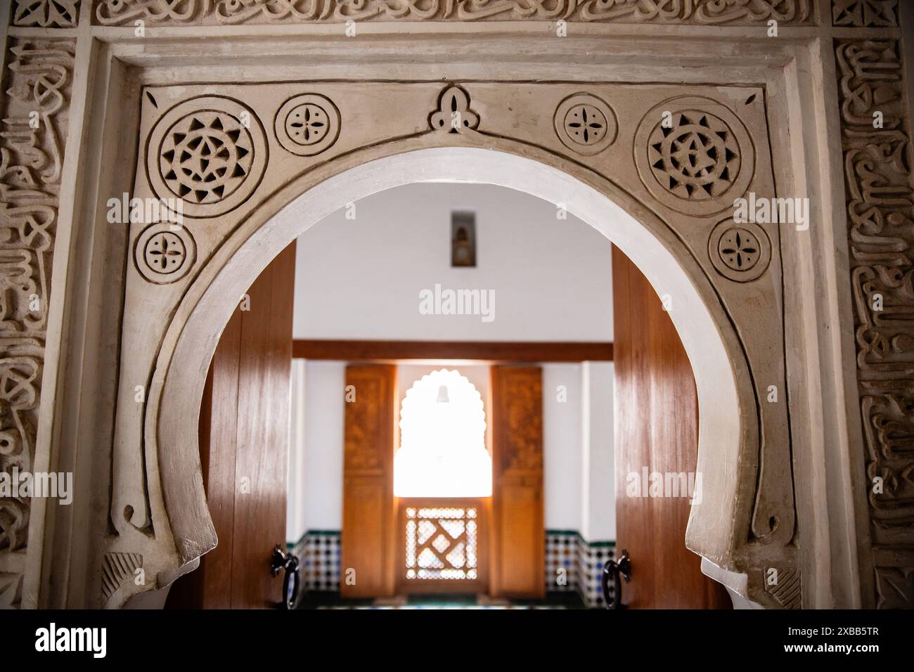 Un bel exemple de plâtre sculpté à Marrakech, Maroc Banque D'Images