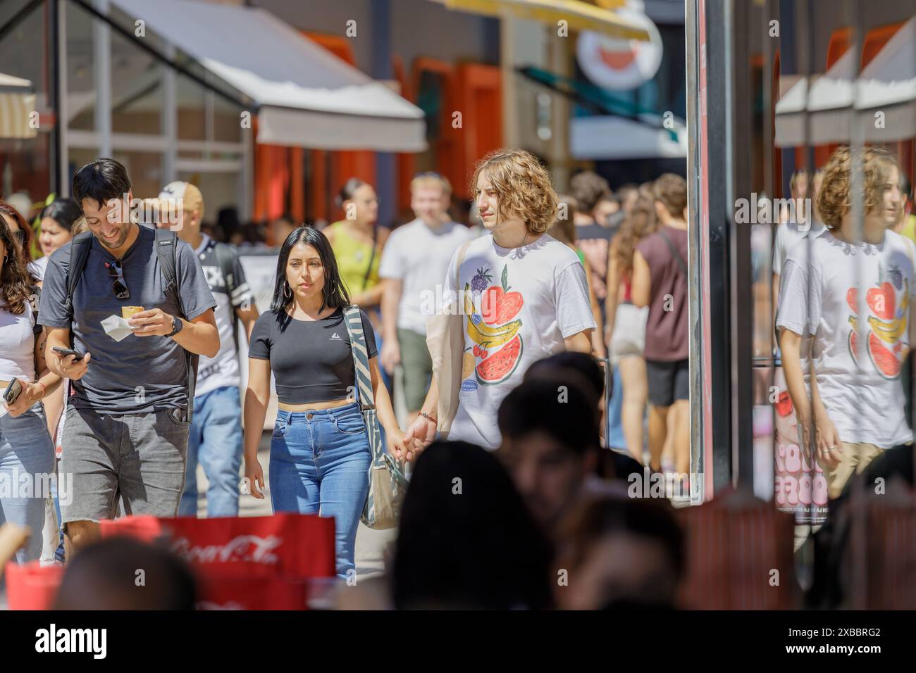 Buenos Aires, Argentine - 17 mars 2024 : les jeunes marchent dans le centre commercial du Chinatown de Buenos Aires. Banque D'Images