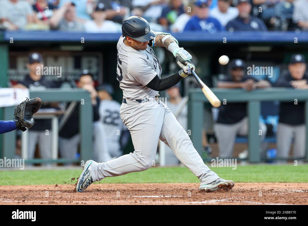 Kansas City, Missouri, États-Unis. 10 juin 2024. Le deuxième joueur de base des New York Yankees, Gleyber Torres (25), affronte les Kansas City Royals au Kauffman Stadium de Kansas City, Missouri. David Smith/CSM (image crédit : © David Smith/Cal Sport Media). Crédit : csm/Alamy Live News Banque D'Images