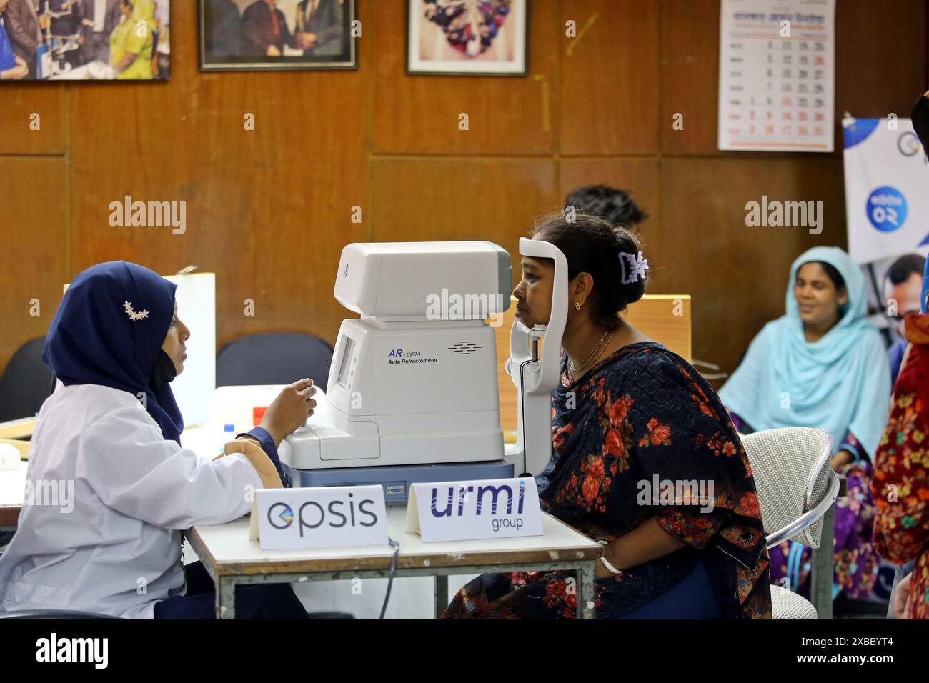 Dhaka, Wari, Bangladesh. 11 juin 2024. Un ophtalmologiste examine les yeux d'un patient pendant le camp médical gratuit pour les yeux à l'usine de vêtements Urmi le 11 juin 2024, à Dhaka, au Bangladesh. (Crédit image : © Habibur Rahman/ZUMA Press Wire) USAGE ÉDITORIAL SEULEMENT! Non destiné à UN USAGE commercial ! Banque D'Images