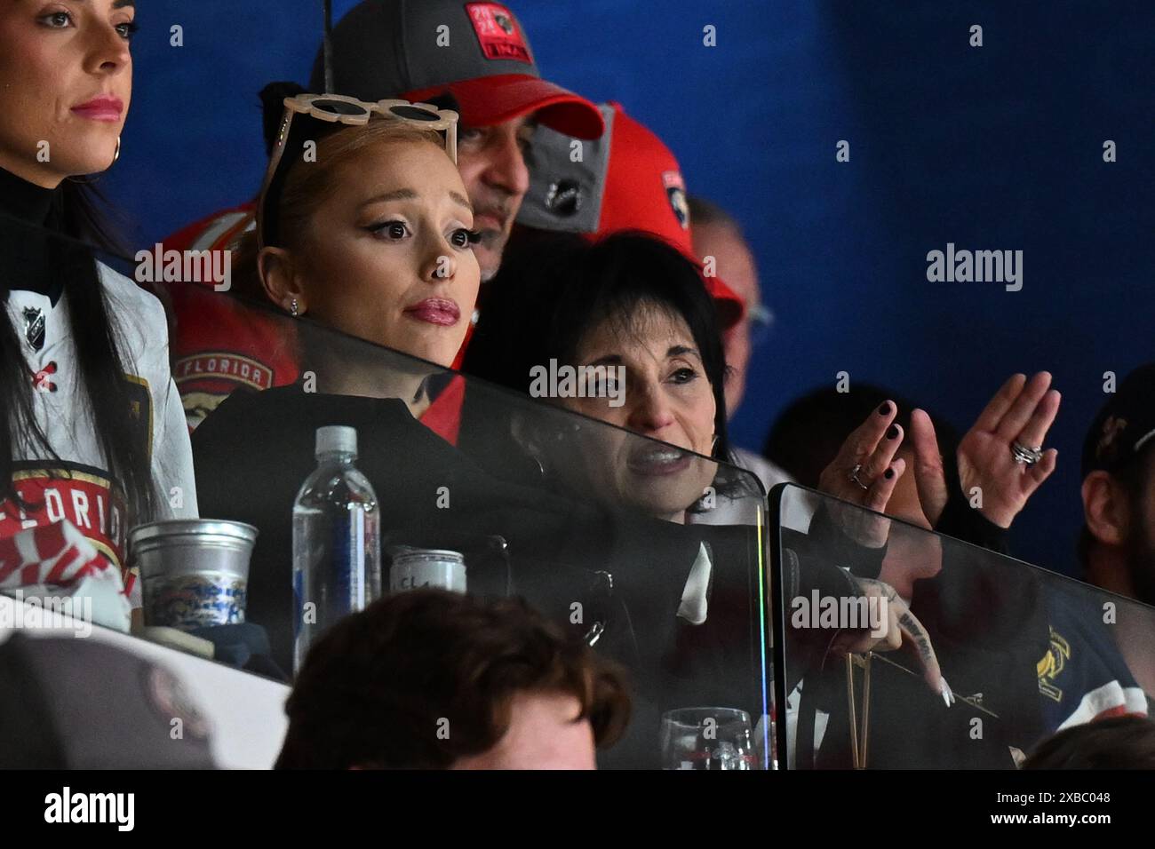 Sunrise, Floride, États-Unis. 10 juin 2024. Ariana Grande aux Panthers de la Floride contre les Oilers d'Edmonton lors du deuxième match de la finale de la Coupe Stanley à Amerant Bank Area le 10 juin 2024 à Sunrise, Floride. Crédit : Mpi04/Media Punch/Alamy Live News Banque D'Images