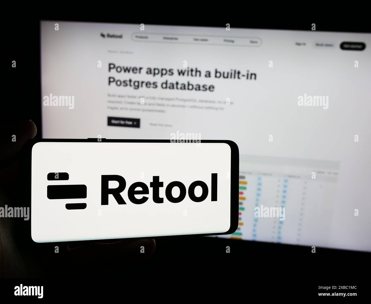 Personne tenant un smartphone avec le logo de la société américaine de développement de logiciels Retool Inc en face du site Web. Concentrez-vous sur l'affichage du téléphone. Banque D'Images