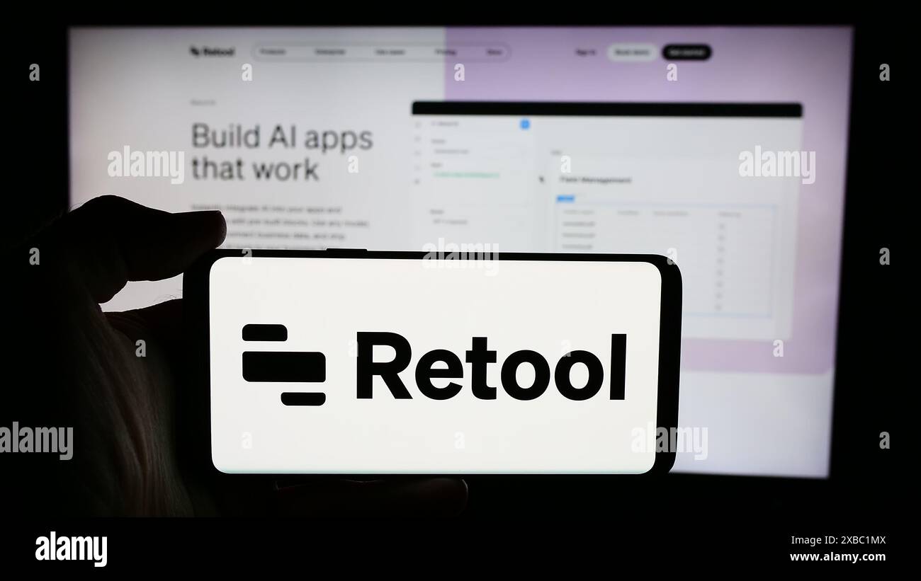 Personne tenant le téléphone portable avec le logo de la société de développement de logiciels américaine Retool Inc devant la page Web d'affaires. Concentrez-vous sur l'affichage du téléphone. Banque D'Images