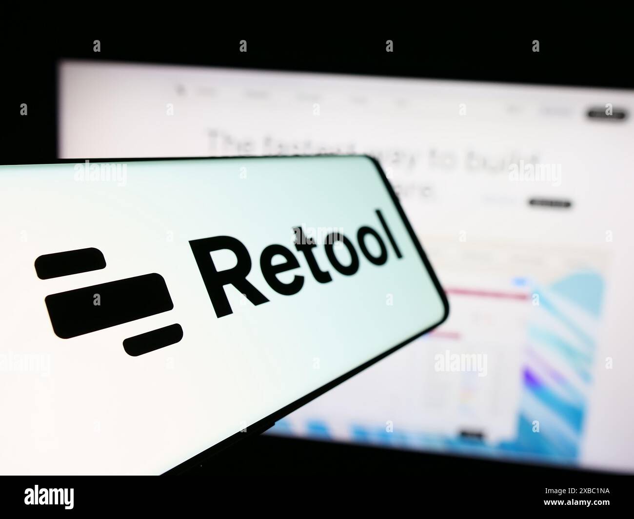 Téléphone portable avec le logo de la société américaine de développement de logiciels Retool Inc devant le site Web de l'entreprise. Focus à gauche de l'écran du téléphone. Banque D'Images