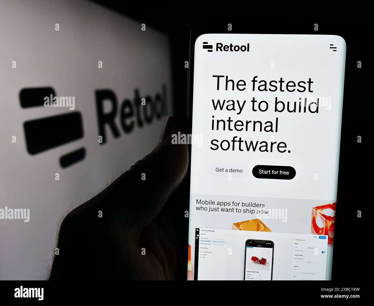 Personne tenant le smartphone avec la page Web de la société de développement de logiciels américaine Retool Inc devant le logo. Concentrez-vous sur le centre de l'écran du téléphone. Banque D'Images