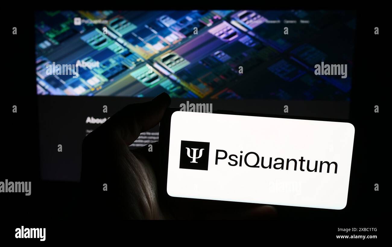 Personne tenant un smartphone avec le logo de la société d'informatique quantique américaine PsiQuantum Corp. en face du site Web. Concentrez-vous sur l'affichage du téléphone. Banque D'Images