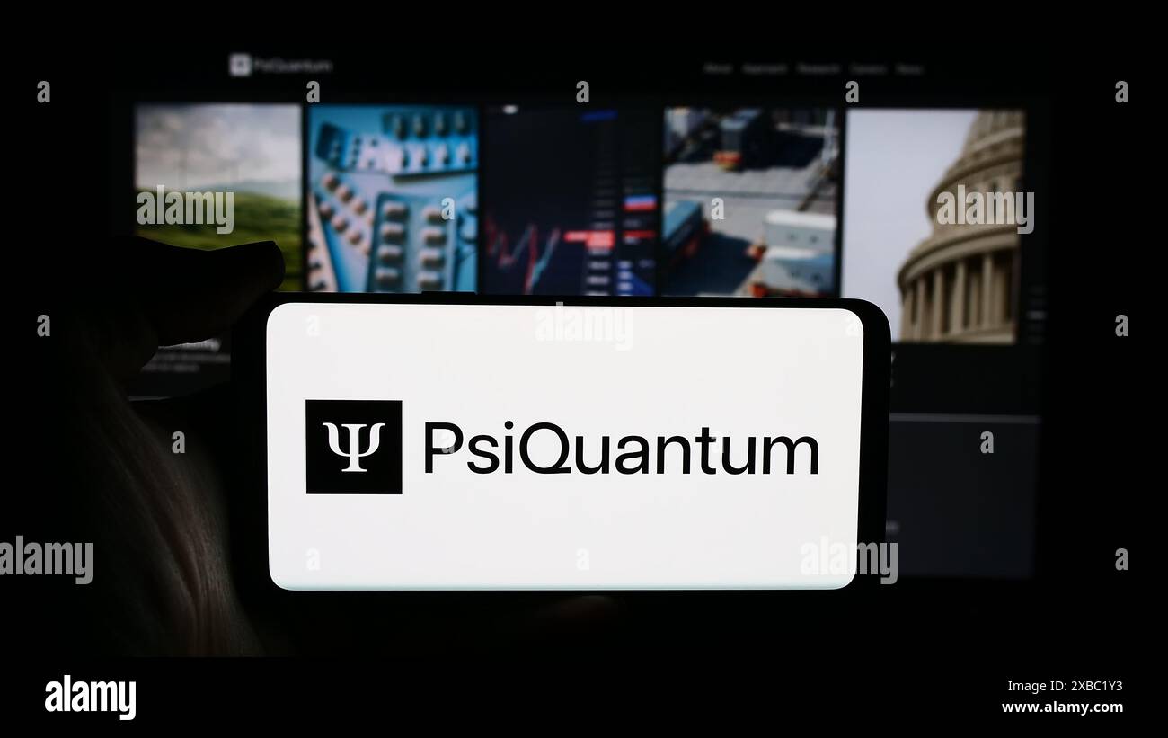 Personne tenant le téléphone portable avec le logo de la société d'informatique quantique américaine PsiQuantum Corp. en face de la page Web de l'entreprise. Concentrez-vous sur l'affichage du téléphone. Banque D'Images