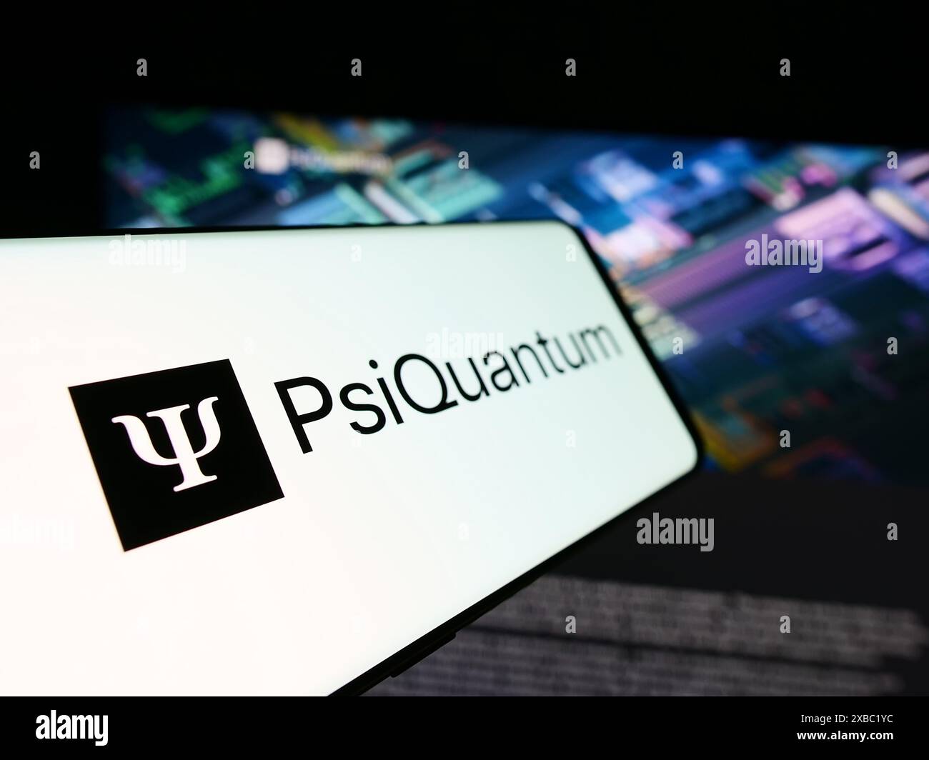 Smartphone avec le logo de la société américaine d'informatique quantique PsiQuantum Corp. en face du site Web de l'entreprise. Focus à gauche de l'écran du téléphone. Banque D'Images