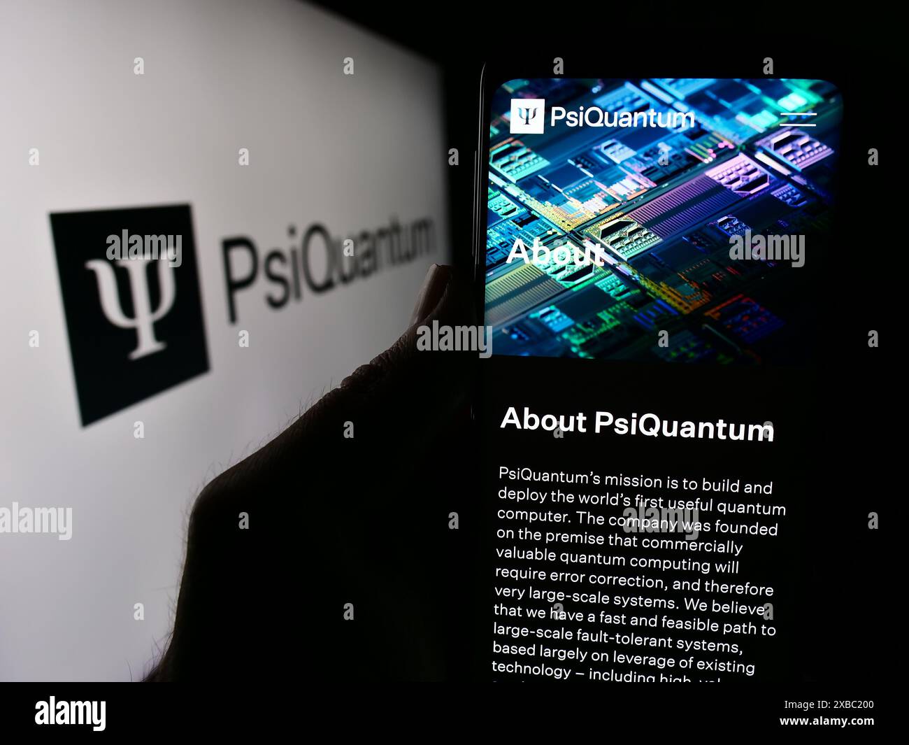 Personne tenant le téléphone portable avec la page Web de la société d'informatique quantique américaine PsiQuantum Corp. devant le logo. Concentrez-vous sur le centre de l'écran du téléphone. Banque D'Images