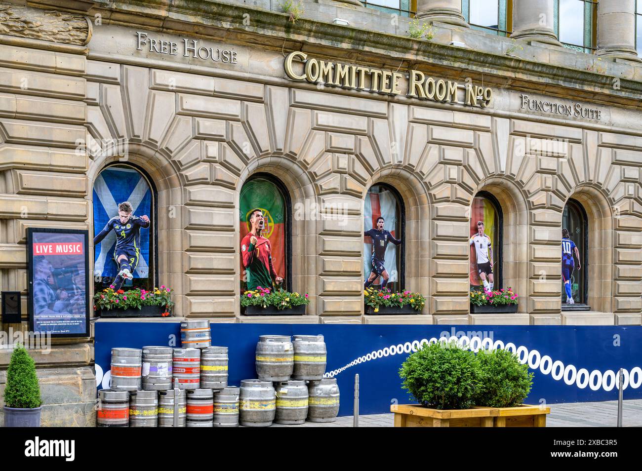 Pub décoré pour le tournoi de football euros 2024, John Street, Glasgow, Écosse, Royaume-Uni, Europe Banque D'Images