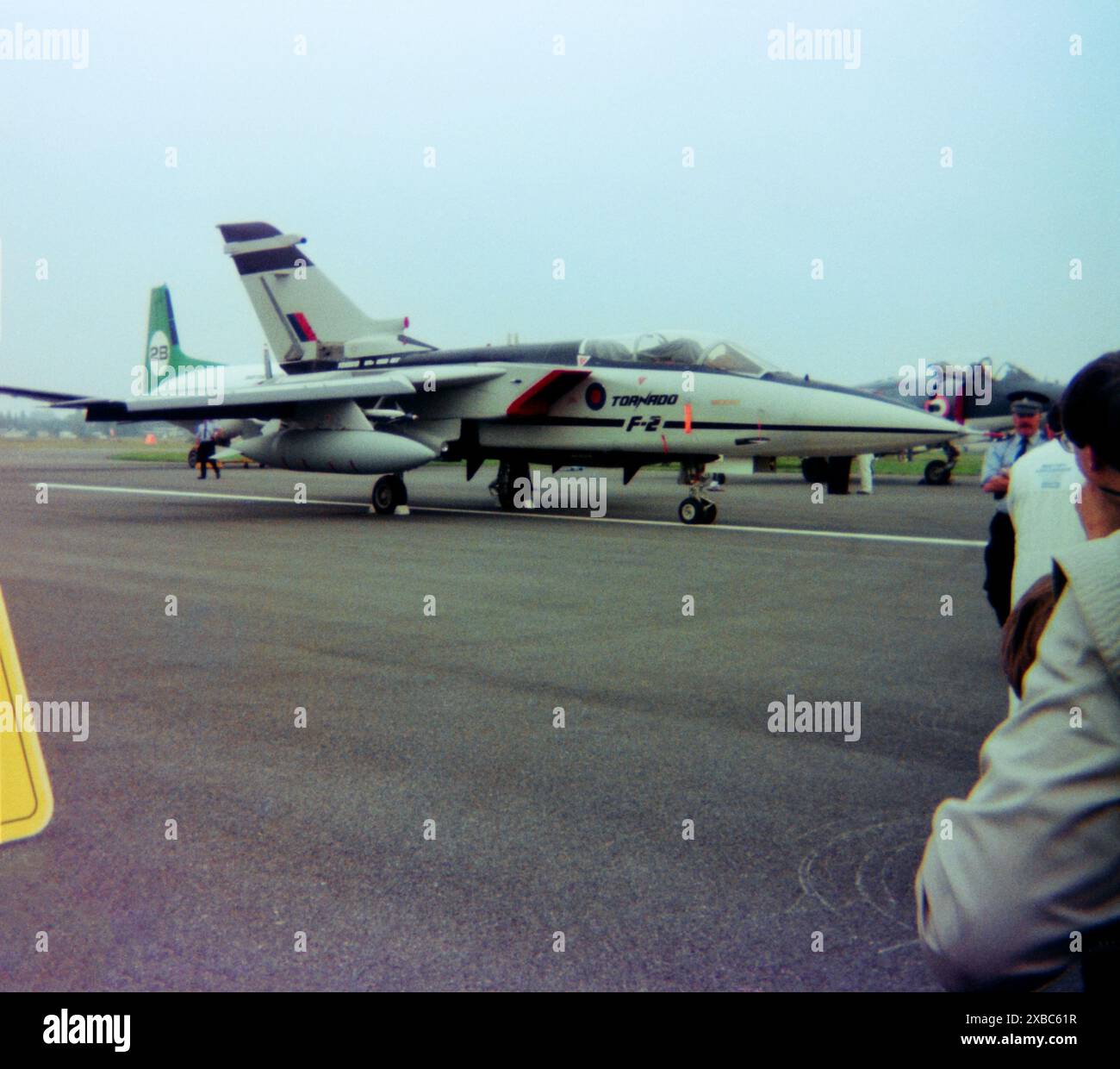 Avion de chasse à réaction Panavia Tornado F2 ZA254 au salon aéronautique international de Farnborough 1982. Volant pour la première fois en 1979, ce démonstrateur F.2 et d'autres du petit lot ont été le précurseur du Tornado F3 Air Defence variant - ADV - pour le service dans la Royal Air Force spécifiquement pour intercepter les bombardiers russes à longue portée avant de pouvoir lancer des missiles au Royaume-Uni. Le F.2 n'avait pas le radar installé et seulement quelques-uns ont été produits avant que le F.3 ne soit disponible pour le service. Le ZA254 est passé du vol d'essai au service dans la RAF en 1983 pour une courte période avant de se retirer pour une utilisation au sol. Mis au rebut Banque D'Images