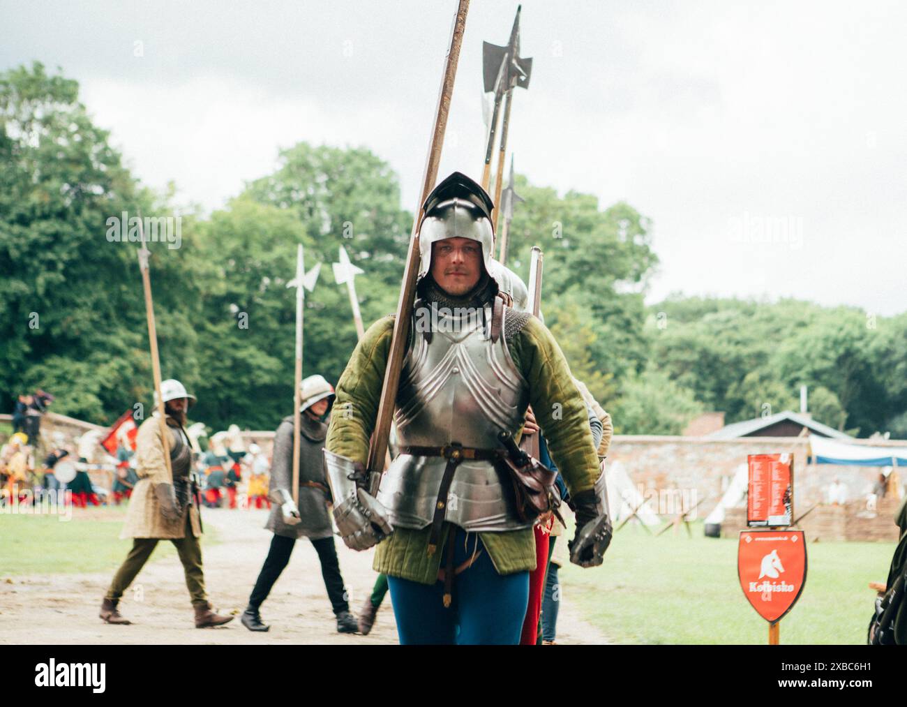 Château de Červený Kameň, Slovaquie - 25 mai 2024 : événements historiques de reconstitution de personnes en attirance médiévale. Les reconstructions fournissent des informations précieuses sur Banque D'Images