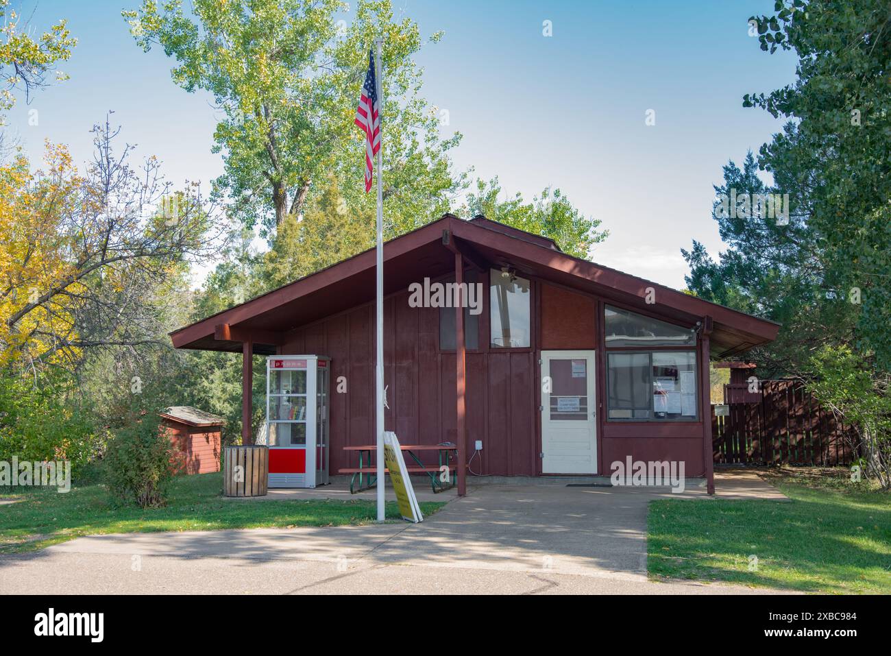 Centre d'accueil des visiteurs-bâtiment d'enregistrement des campeurs dans le terrain de camping Cottonwood de l'unité sud du parc national Theodore Roosevelt, Dakota du Nord, États-Unis Banque D'Images