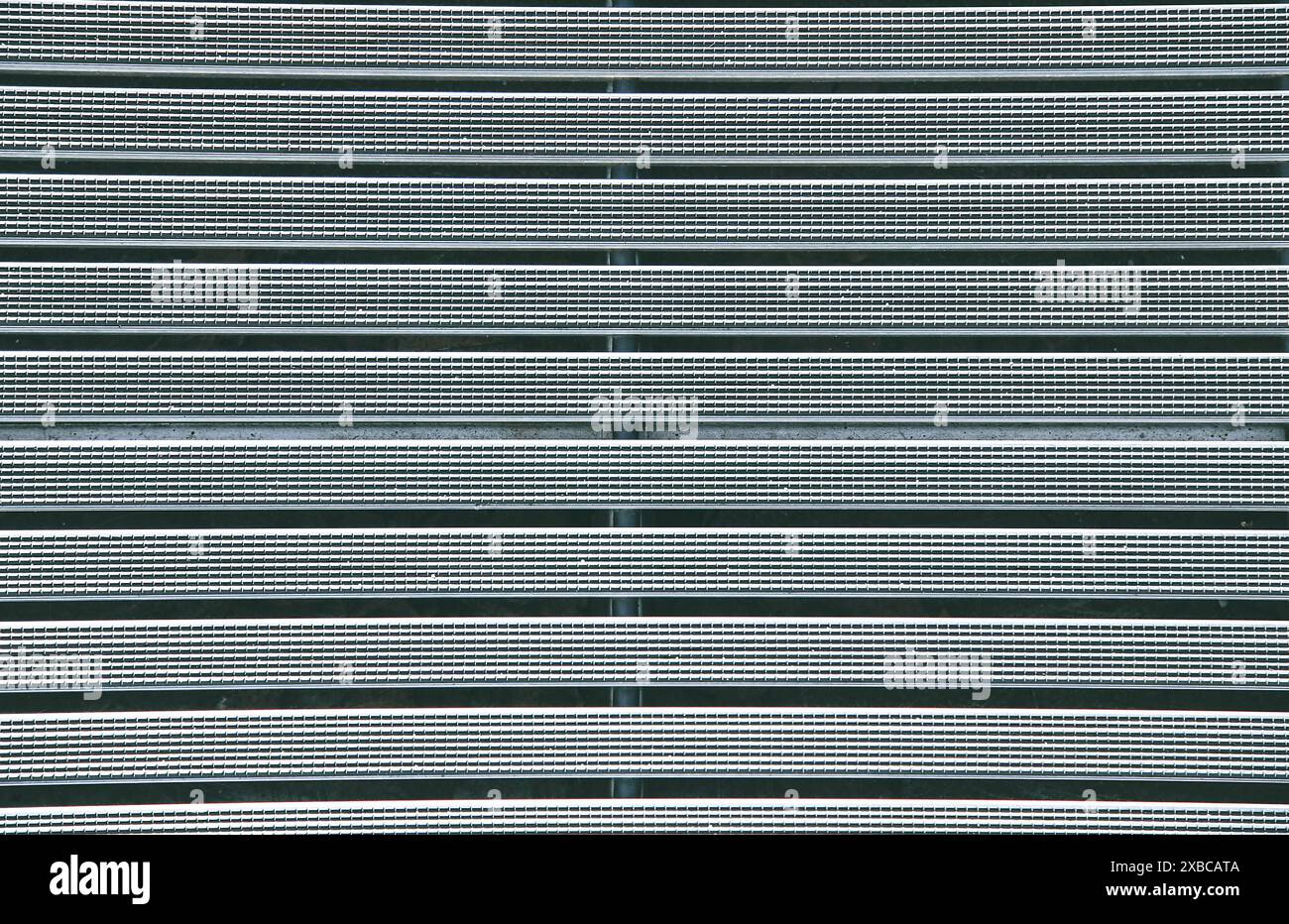Image monochrome abstraite avec des lignes horizontales symétriques avec un motif répétitif, image d'arrière-plan Banque D'Images