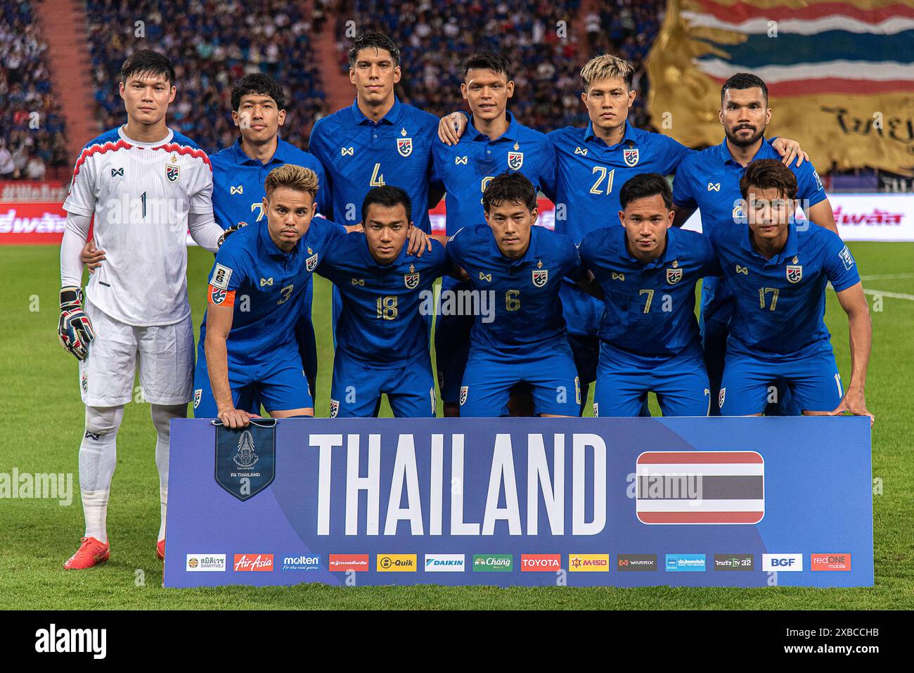 Bangkok, Thaïlande. 11 juin 2024. Les joueurs thaïlandais posent pour une photo de groupe lors du match de qualification pour la Coupe du monde de la FIFA 2026 du Groupe C entre la Thaïlande et Singapour au stade national Rajamangala. Score final ; Thaïlande 3 : 1 Singapour. Crédit : SOPA images Limited/Alamy Live News Banque D'Images Bangkok, Thaïlande. 11 juin 2024. Les joueurs thaïlandais posent pour une photo de groupe lors du match de qualification pour la Coupe du monde de la FIFA 2026 du Groupe C entre la Thaïlande et Singapour au stade national Rajamangala. Score final ; Thaïlande 3 : 1 Singapour. Crédit : SOPA images Limited/Alamy Live News Banque D'Images
