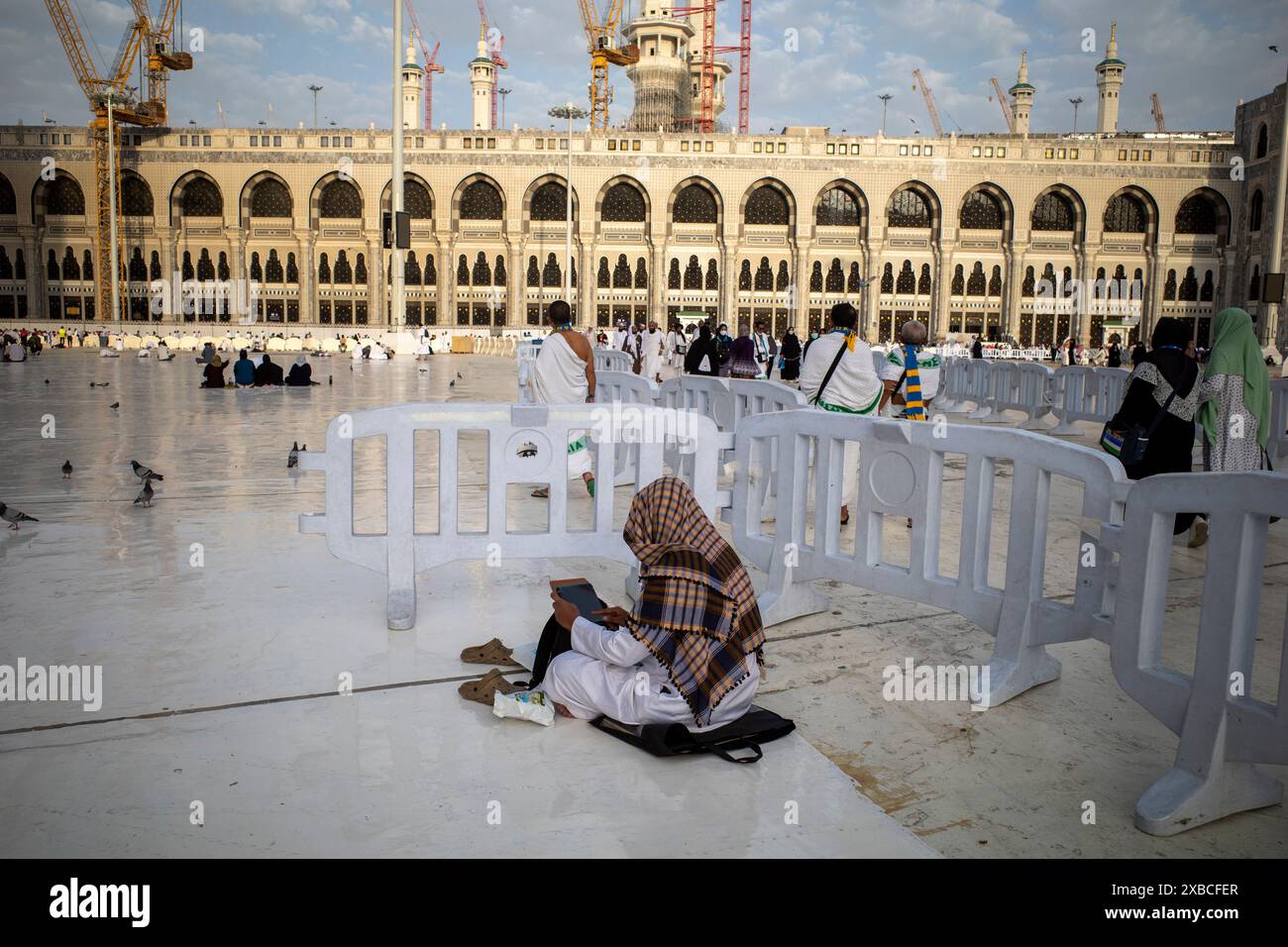 La Mecque, Arabie Saoudite - 31 mai 2024 : pèlerin du Hadj et de l'Umrah de Malaisie assis près de Masjidil Haram, Grande Mosquée de la Mecque. Hajj 2024. Banque D'Images