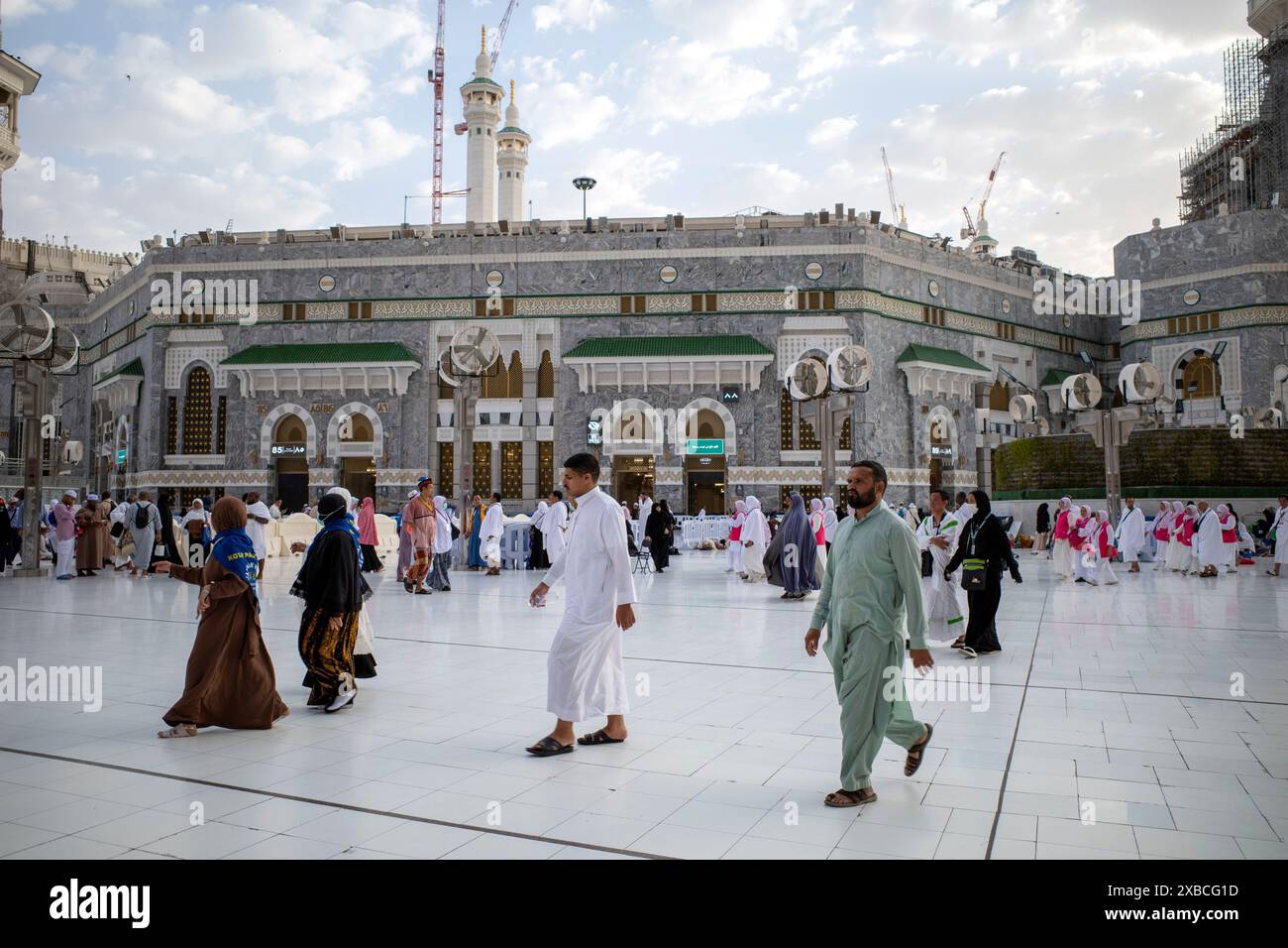 La Mecque, Arabie Saoudite - 31 mai 2024 : pèlerins du Hadj et de l'Umrah du monde entier marchant près de Masjidil Haram, Grande Mosquée de la Mecque. Hajj 2024. Banque D'Images
