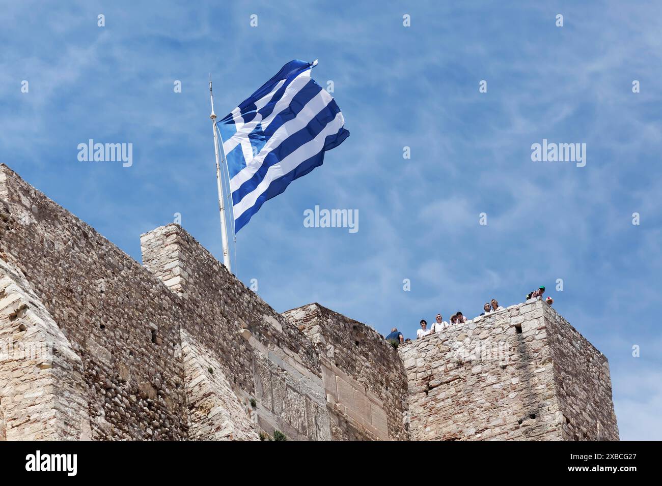 Drapeau national grec sur les murs de l'Acropole, Athènes, Grèce Banque D'Images