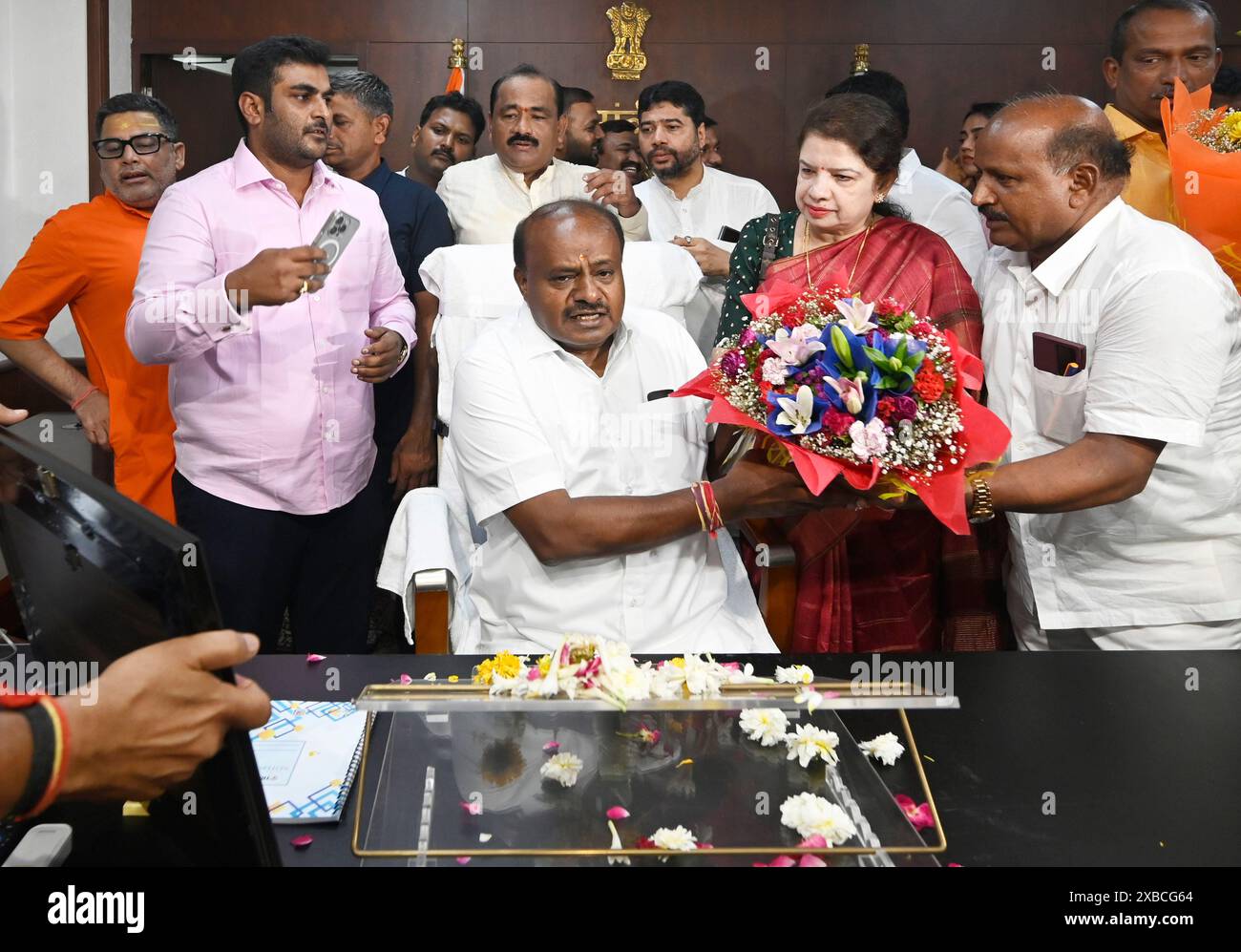 New Delhi, Inde. 11 juin 2024. NEW DELHI, INDE - 11 JUIN : le ministre de l'acier et des industries lourdes HD Kumaraswamy est accueilli alors qu'il prend ses fonctions à Udyog Bhawan le 11 juin 2024 à New Delhi, en Inde. (Photo de Sanjeev Verma/Hindustan Times/Sipa USA) crédit : Sipa USA/Alamy Live News Banque D'Images