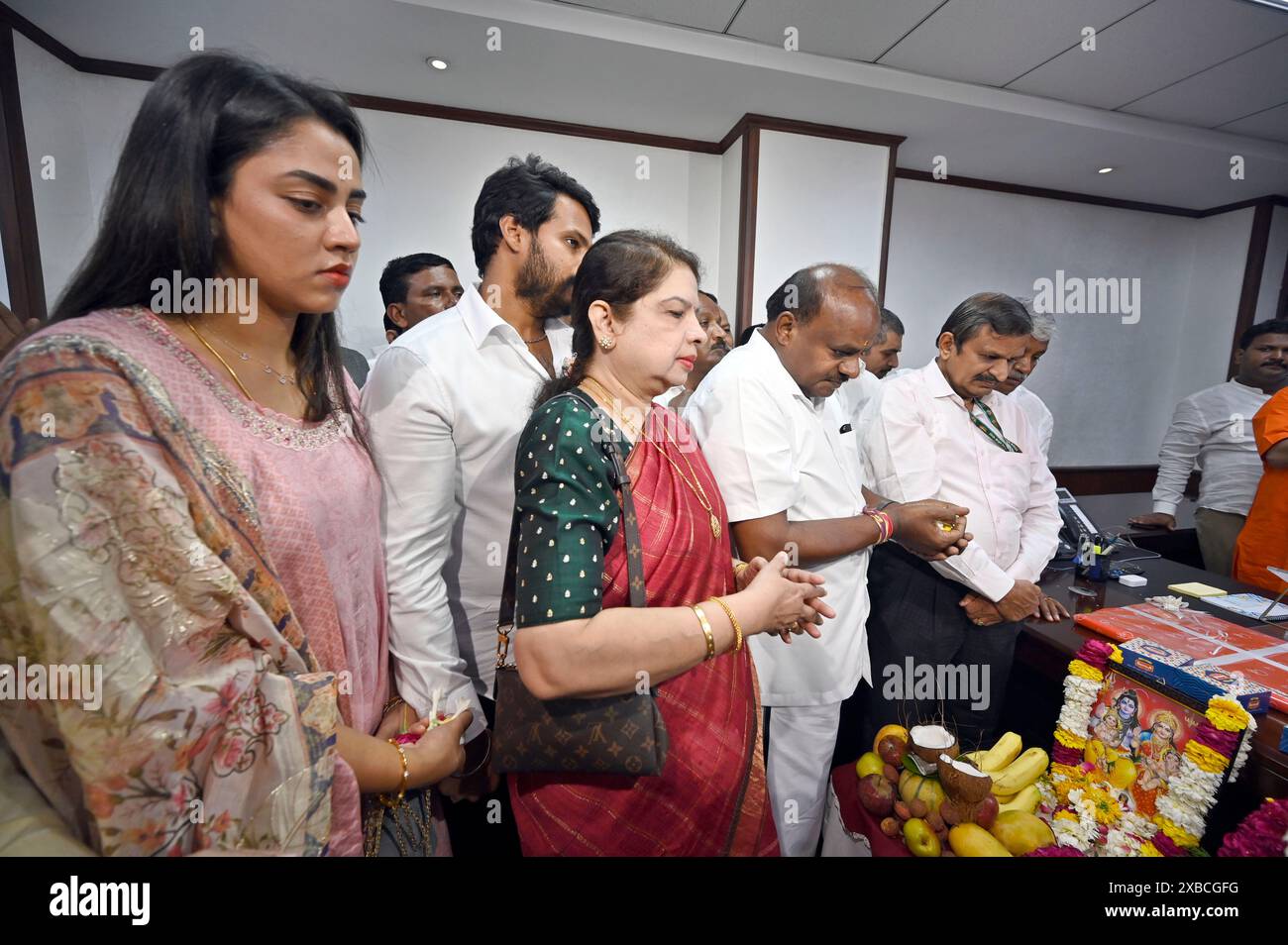 New Delhi, Inde. 11 juin 2024. NEW DELHI, INDE - 11 JUIN : le ministre syndical de l'acier et des industries lourdes HD Kumaraswamy avec les membres de la famille offre des prières avant d'entrer en fonction à Udyog Bhawan le 11 juin 2024 à New Delhi, Inde. (Photo de Sanjeev Verma/Hindustan Times/Sipa USA) crédit : Sipa USA/Alamy Live News Banque D'Images