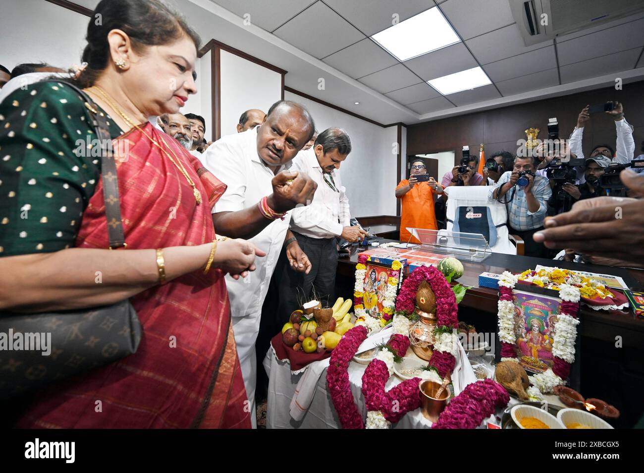 New Delhi, Inde. 11 juin 2024. NEW DELHI, INDE - 11 JUIN : le ministre syndical de l'acier et des industries lourdes HD Kumaraswamy avec les membres de la famille offre des prières avant d'entrer en fonction à Udyog Bhawan le 11 juin 2024 à New Delhi, Inde. (Photo de Sanjeev Verma/Hindustan Times/Sipa USA) crédit : Sipa USA/Alamy Live News Banque D'Images