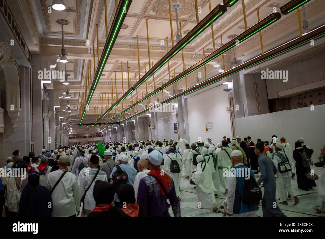 La Mecque, Arabie Saoudite - 31 mai 2024 : les pèlerins du Hadj et de l'Oumrah exécutent sa'i sous le feu vert à Masjidil Haram, Grande Mosquée de la Mecque. Hajj 2024. Banque D'Images