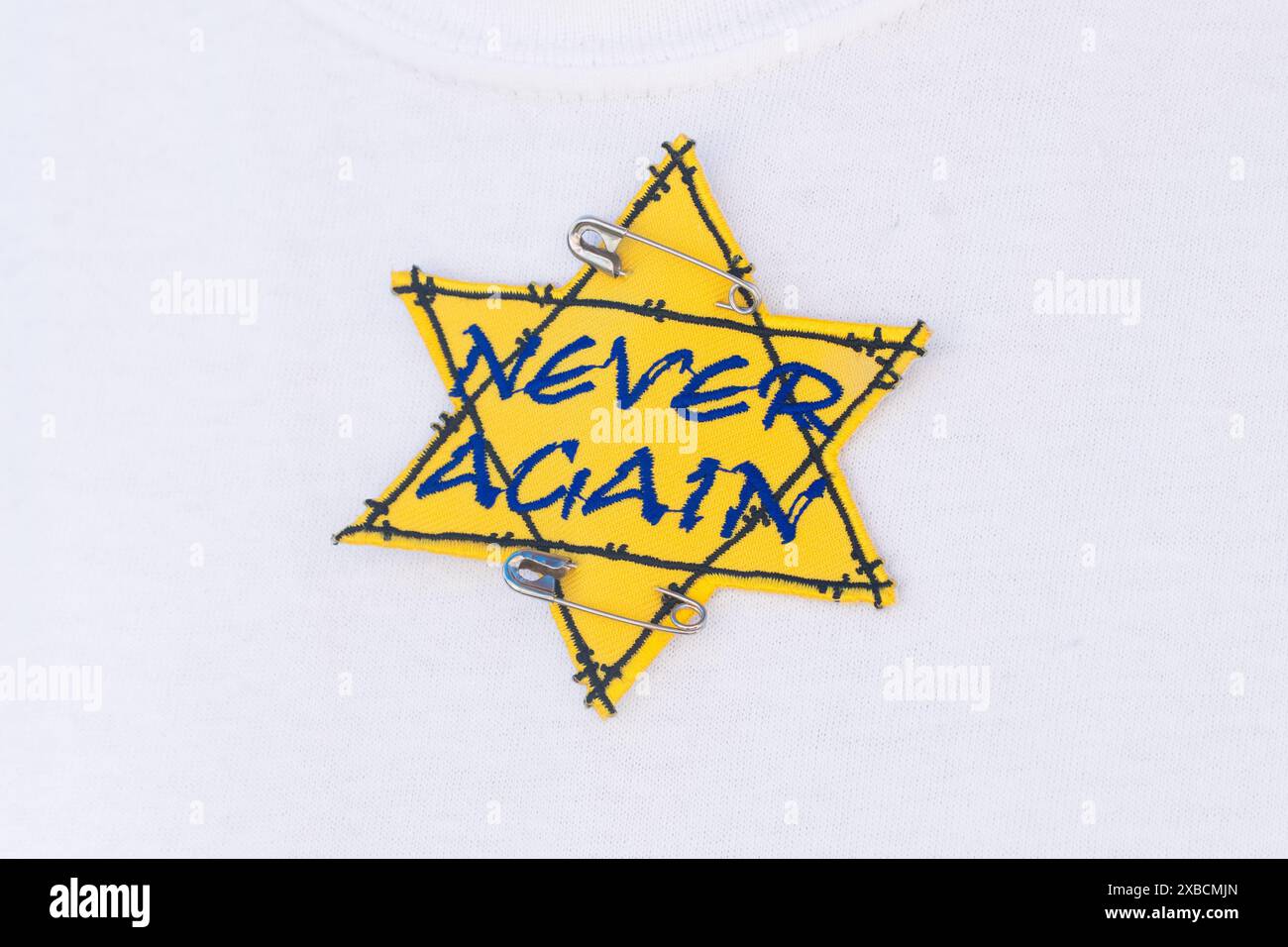 Un écusson Star of David semblable à l'Allemagne nazie mis à jour avec les mots « PLUS JAMAIS » vus portés lors de la marche avec Israël à Toronto, Canada. Banque D'Images