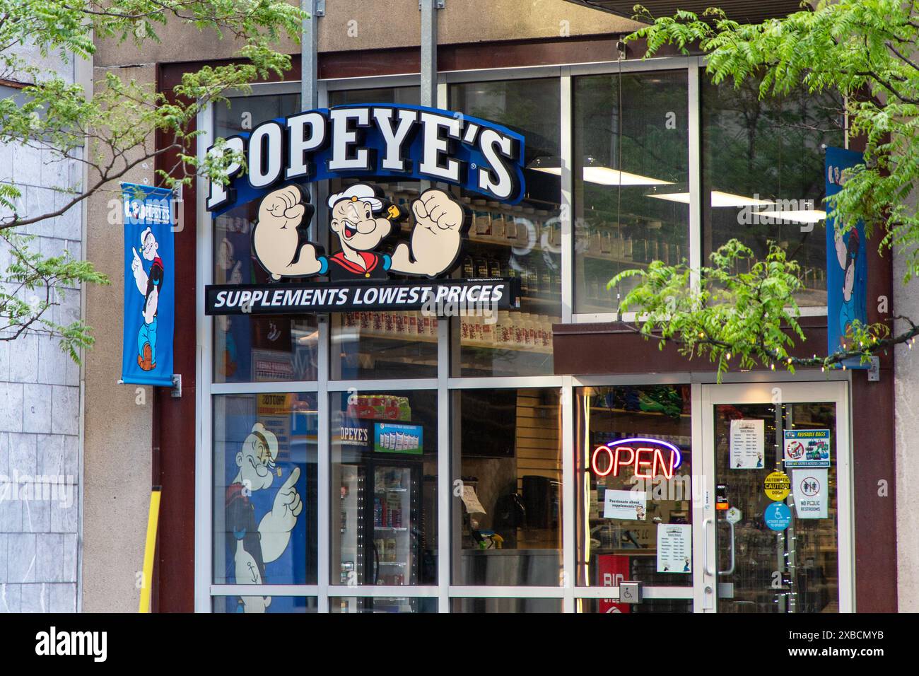 Ottawa, Canada - 4 juin 2024 : Popeyes Louisiana Kitchen , restaurant de restauration rapide au centre-ville Banque D'Images