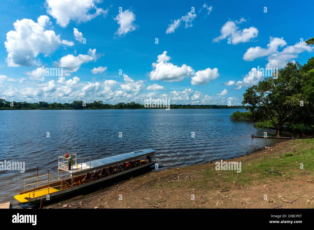 Lagune de Yarinacocha en Amazonie péruvienne de Pucallpa Banque D'Images