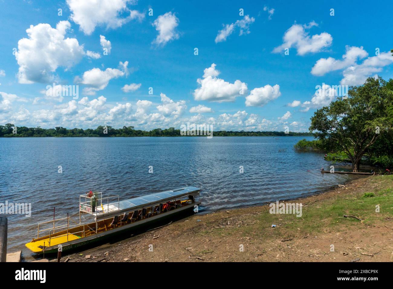 Lagune de Yarinacocha en Amazonie péruvienne de Pucallpa Banque D'Images