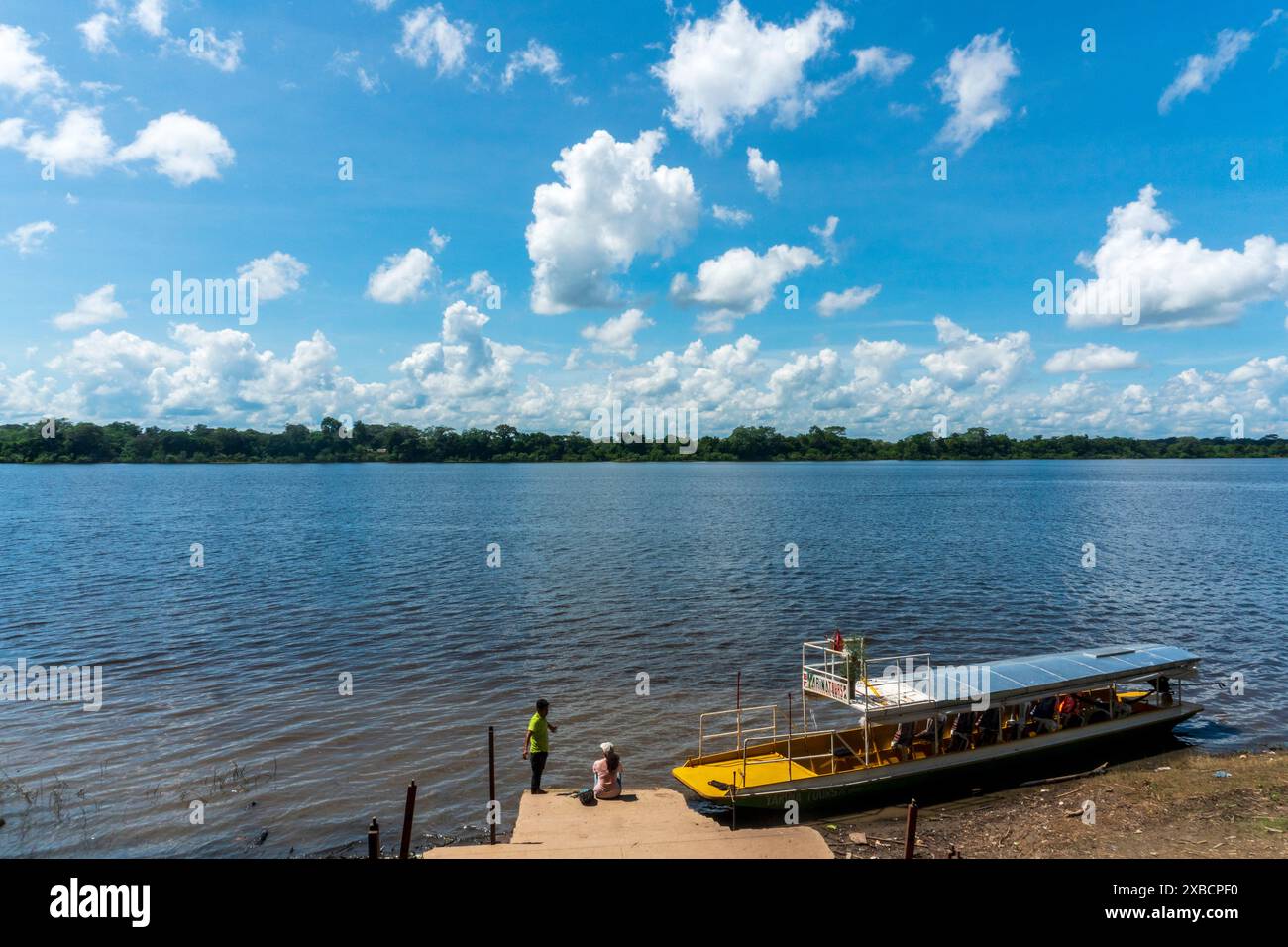 Lagune de Yarinacocha en Amazonie péruvienne de Pucallpa Banque D'Images