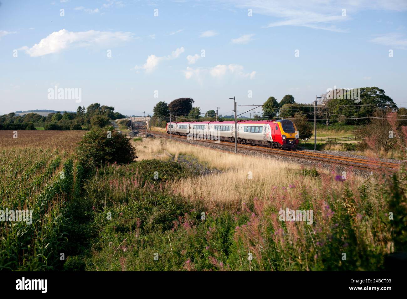 Virgin trains Bombardier train diesel voyager classe 221 sur la ligne principale électrifiée de la côte ouest en Cumbria Banque D'Images