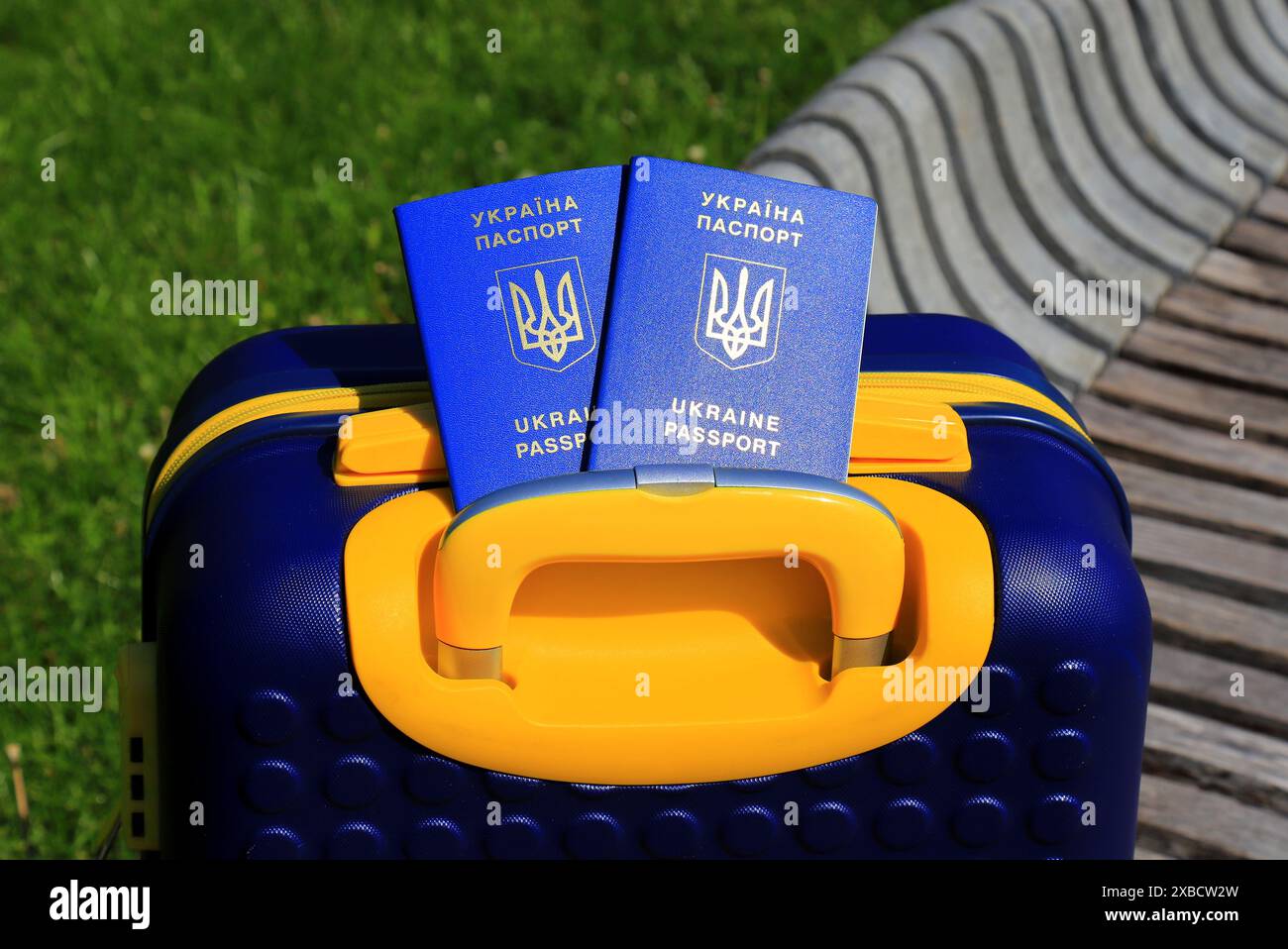 2 passeports Ukraine citoyens avec inscription en ukrainien - passeport de l'Ukraine reposent sur la valise jaune bleu en couleur du drapeau ukrainien. Voyage, refuge Banque D'Images